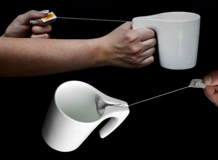 Çay poşetlerini sıkan fincan